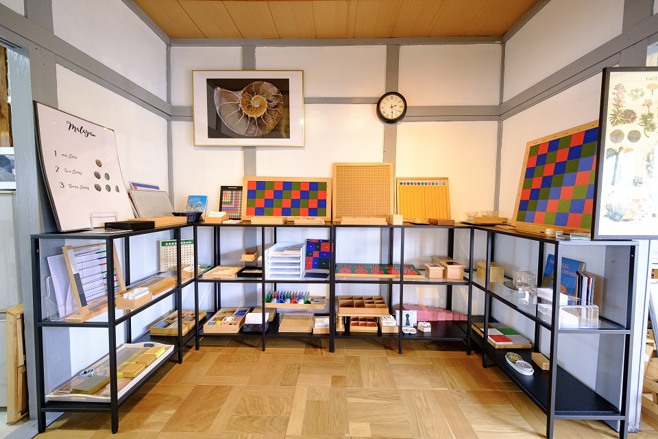 整えられた教具棚